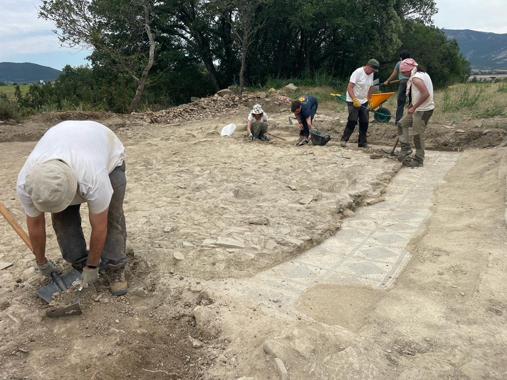 Ya est en marcha la tercera campaa de excavaciones arqueolgicas en el yacimiento El Forau de la Tuta en Artieda